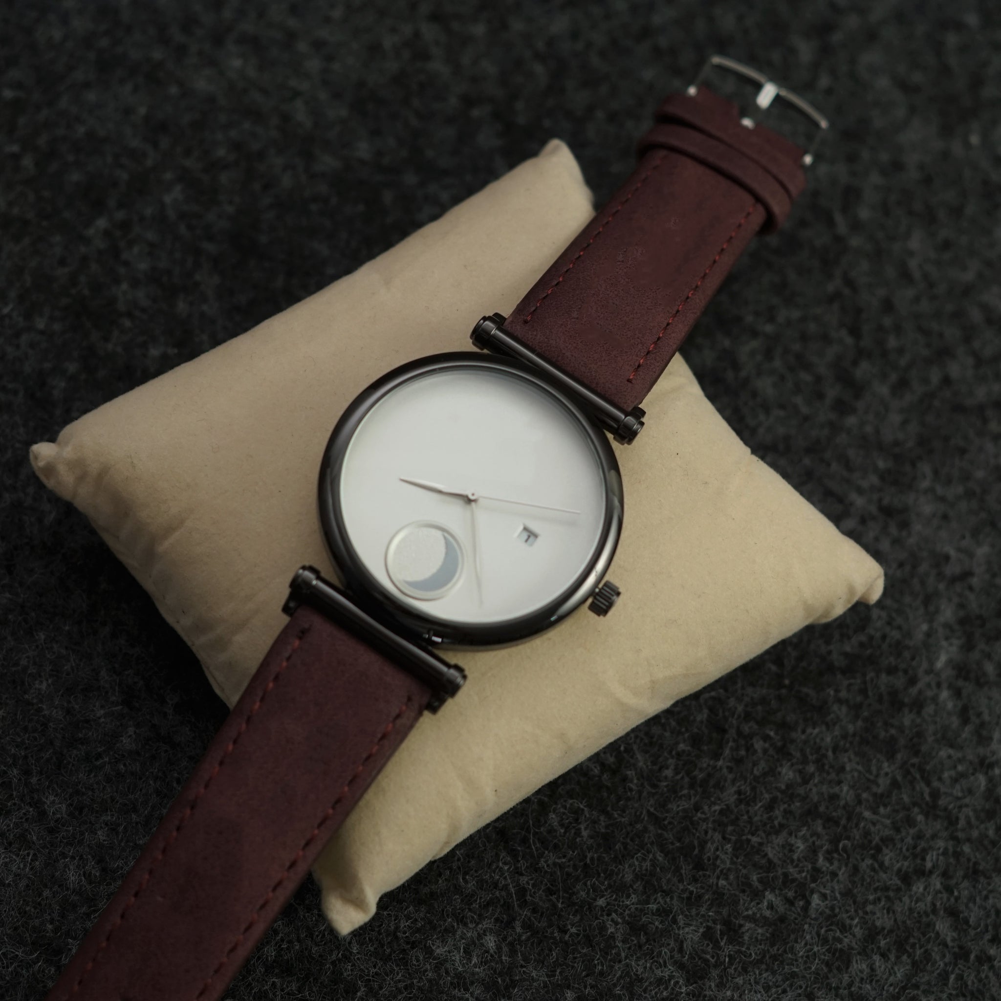 Brown Leather Belt White And Black Dial Dtae Dashing Watch