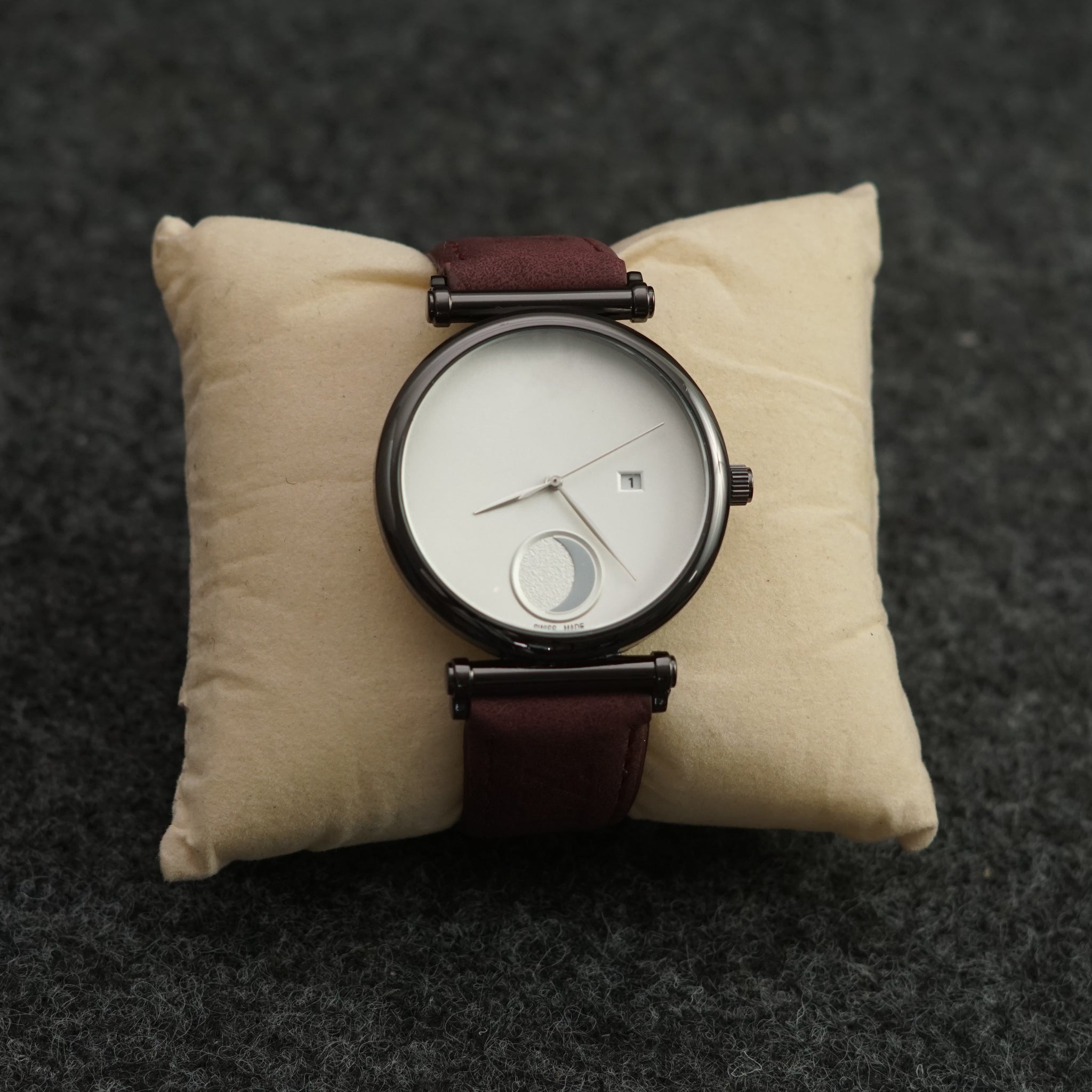 Brown Leather Belt White And Black Dial Dtae Dashing Watch